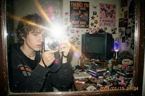 Y2K Flash Mirror Selfie